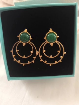 Pendientes dorados con piedra verde