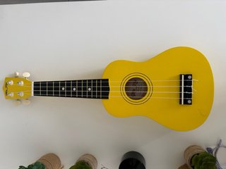 Ukelele amarillo con funda