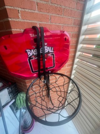 Cesta de baloncesto roja