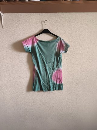 Camiseta tie-dye verde y rosa