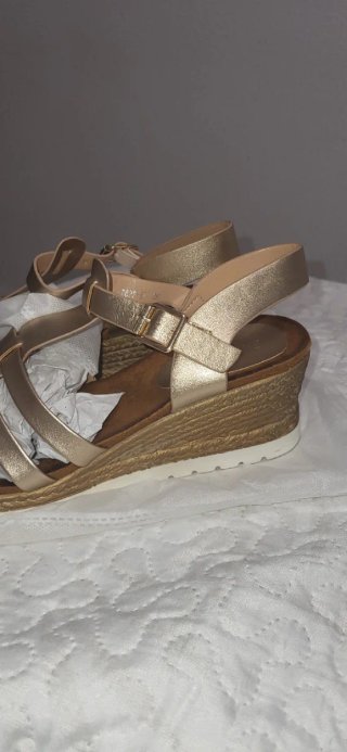 Sandalias doradas mujer