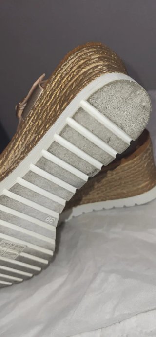 Sandalias doradas mujer