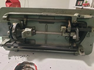 Máquina de escribir y coser antiguas