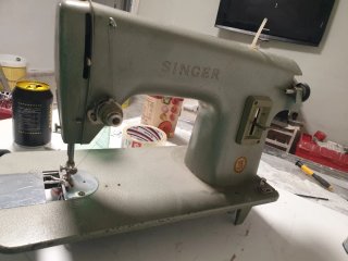 Máquina de escribir y coser antiguas