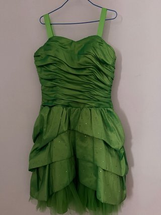 Vestido verde con volantes y brillos