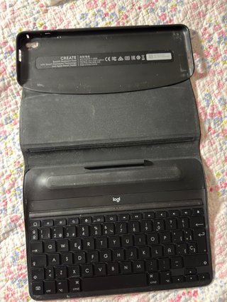Apple iPad Pro Plata + funda Logi con teclado.