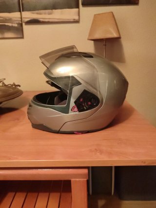 Casco de moto integral plateado