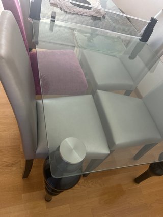Mesa de comedor cristal y patas negras muy bonitas