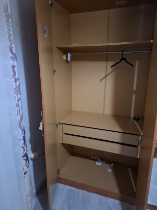 Armario de madera con estante