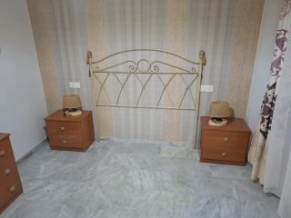 Armario de madera con estante
