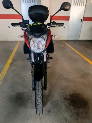 Yamaha YS 125 Naked Roja y Negra