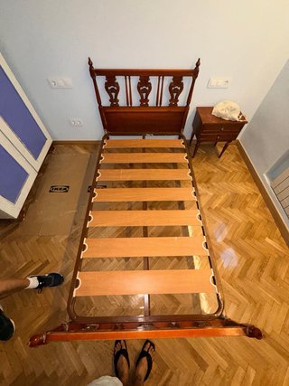 Cama con somier y cabecero de madera