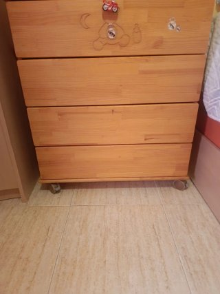 Cómoda de bebé de madera