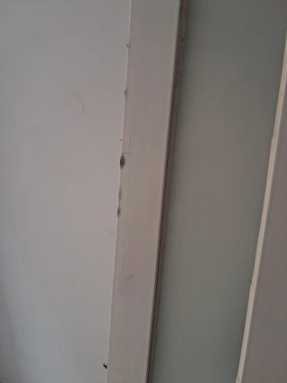 Puerta aluminio entrada con defecto