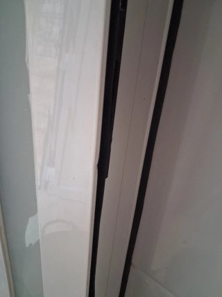 Puerta aluminio entrada con defecto