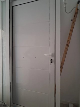 Puerta aluminio entrada con defecto