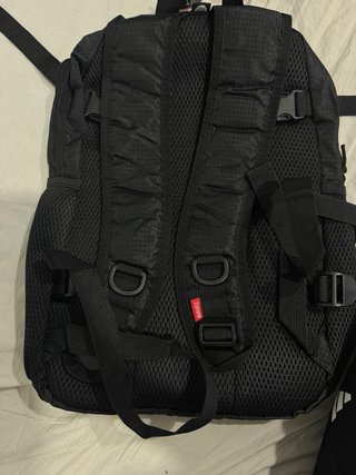 Mochila Supreme Negra con etiquetas