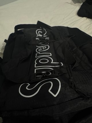 Mochila Supreme Negra con etiquetas