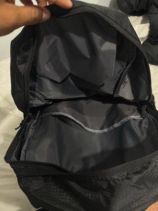 Mochila Supreme Negra con etiquetas