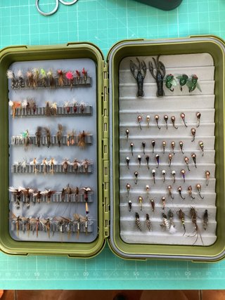 Caja de moscas para pesca trucha