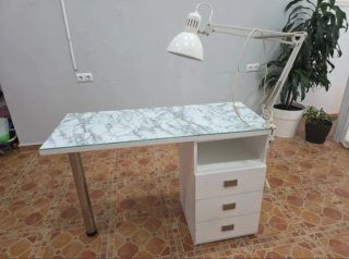 Mesa de cristal con cajones y lámpara