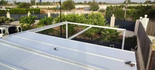 Pérgola metálica blanca para piscina