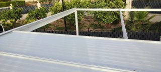 Pérgola metálica blanca para piscina