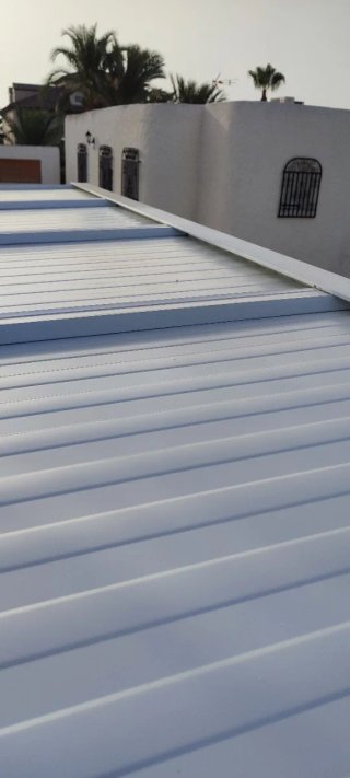 Pérgola metálica blanca para piscina