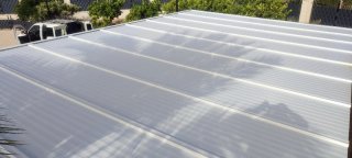 Pérgola metálica blanca para piscina