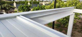 Pérgola metálica blanca para piscina