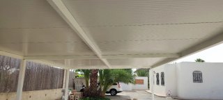 Pérgola metálica blanca para piscina