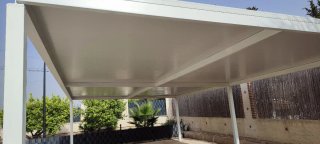 Pérgola metálica blanca para piscina