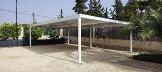 Pérgola metálica blanca para piscina