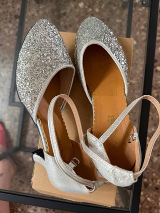 Zapatos de tacón plateados con brillos