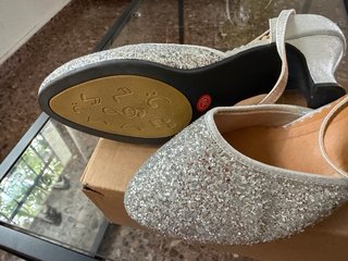 Zapatos de tacón plateados con brillos