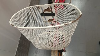 Bicicleta infantil rosa con cesta