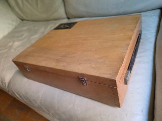 Caja de madera con microscopio y accesorios