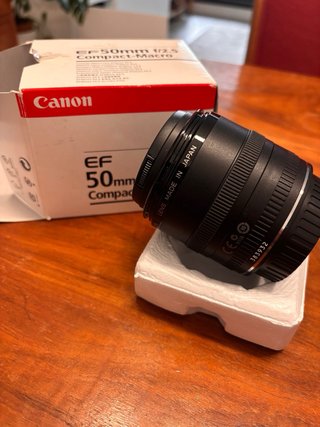 Canon EF 50mm f/2.5 Compact Macro en caja