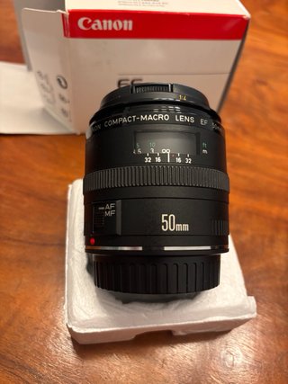 Canon EF 50mm f/2.5 Compact Macro en caja