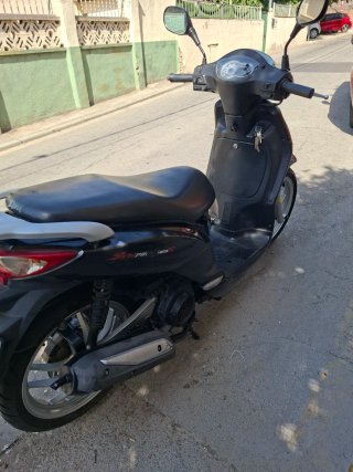Moto Scooter SYM Negra