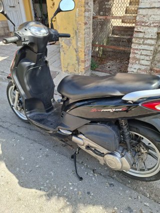 Moto Scooter SYM Negra