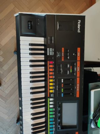 Sintetizador Roland Jupiter-80 con stand original