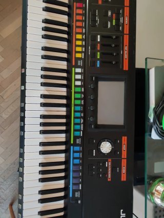 Sintetizador Roland Jupiter-80 con stand original