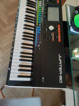 Sintetizador Roland Jupiter-80 con stand original