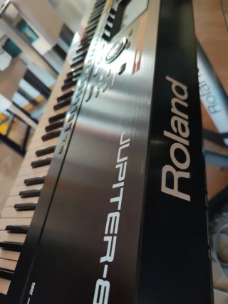 Sintetizador Roland Jupiter-80 con stand original