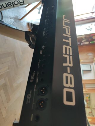 Sintetizador Roland Jupiter-80 con stand original