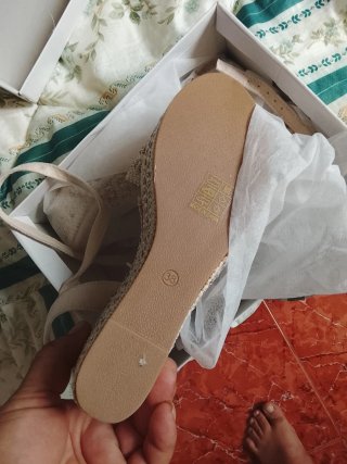 Sandalias Beige y Doradas con Pedrería