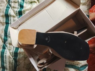 Sandalias Beige y Doradas con Pedrería