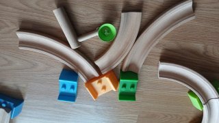 Circuito de madera con campana