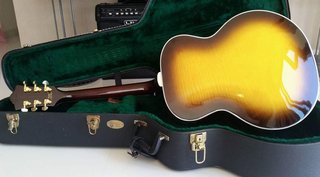 Guitarra Guild Jumbo con estuche